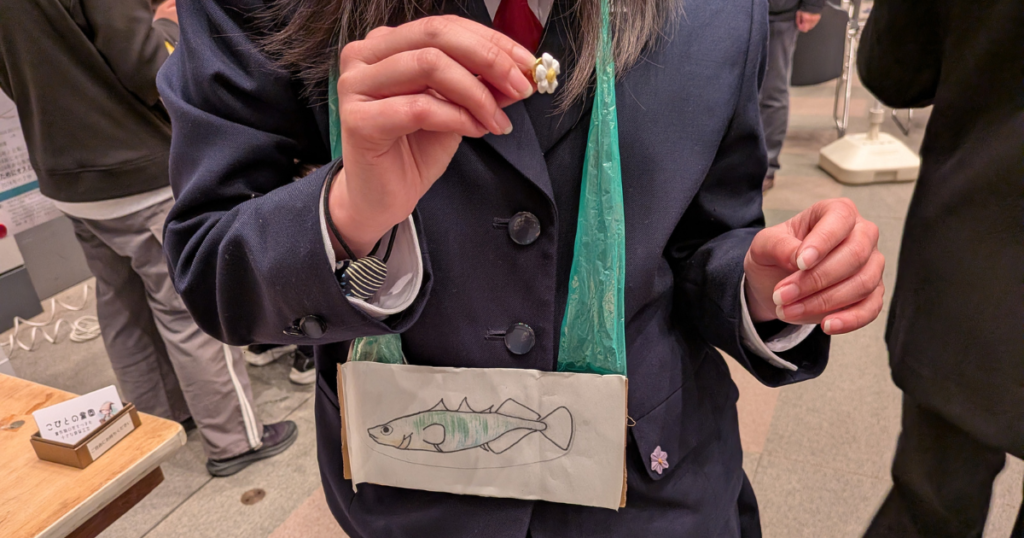 【ワークショップ実施報告】2026年3月14日（土）環境SDGsおおがき未来創造フェスティバル2026 こびとの農園のガチャガチャをもつ女子高生