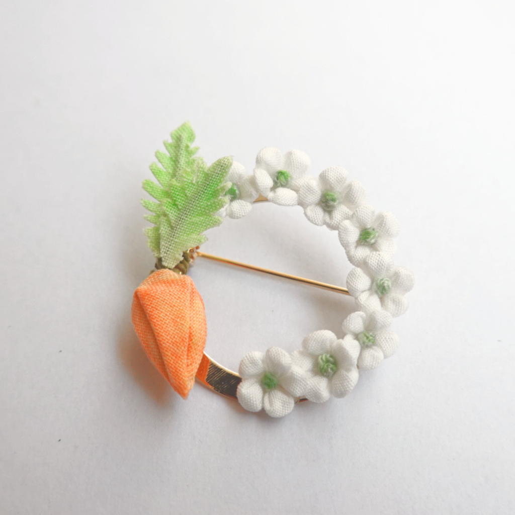 つまみ細工「春にんじんのブローチ」