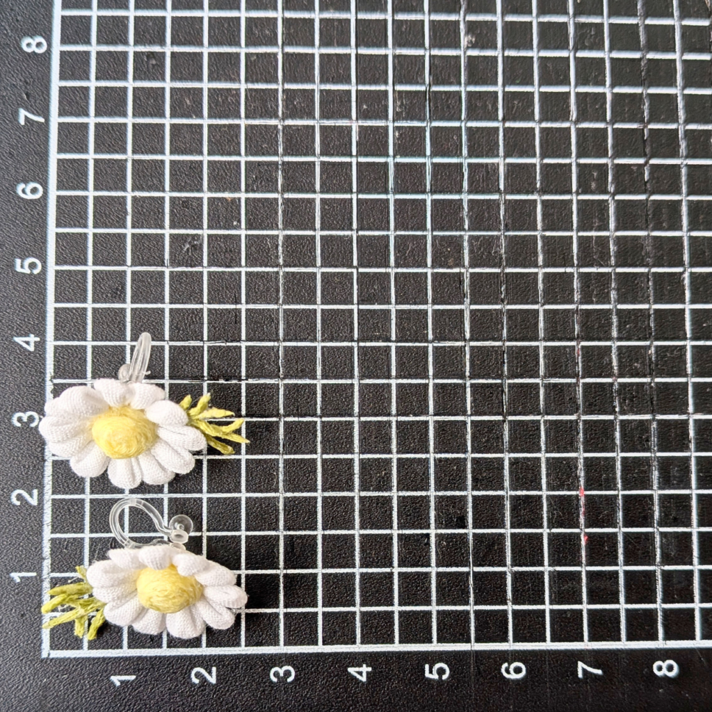 つまみ細工「カモミールのピアス・イヤリング」サイズ確認