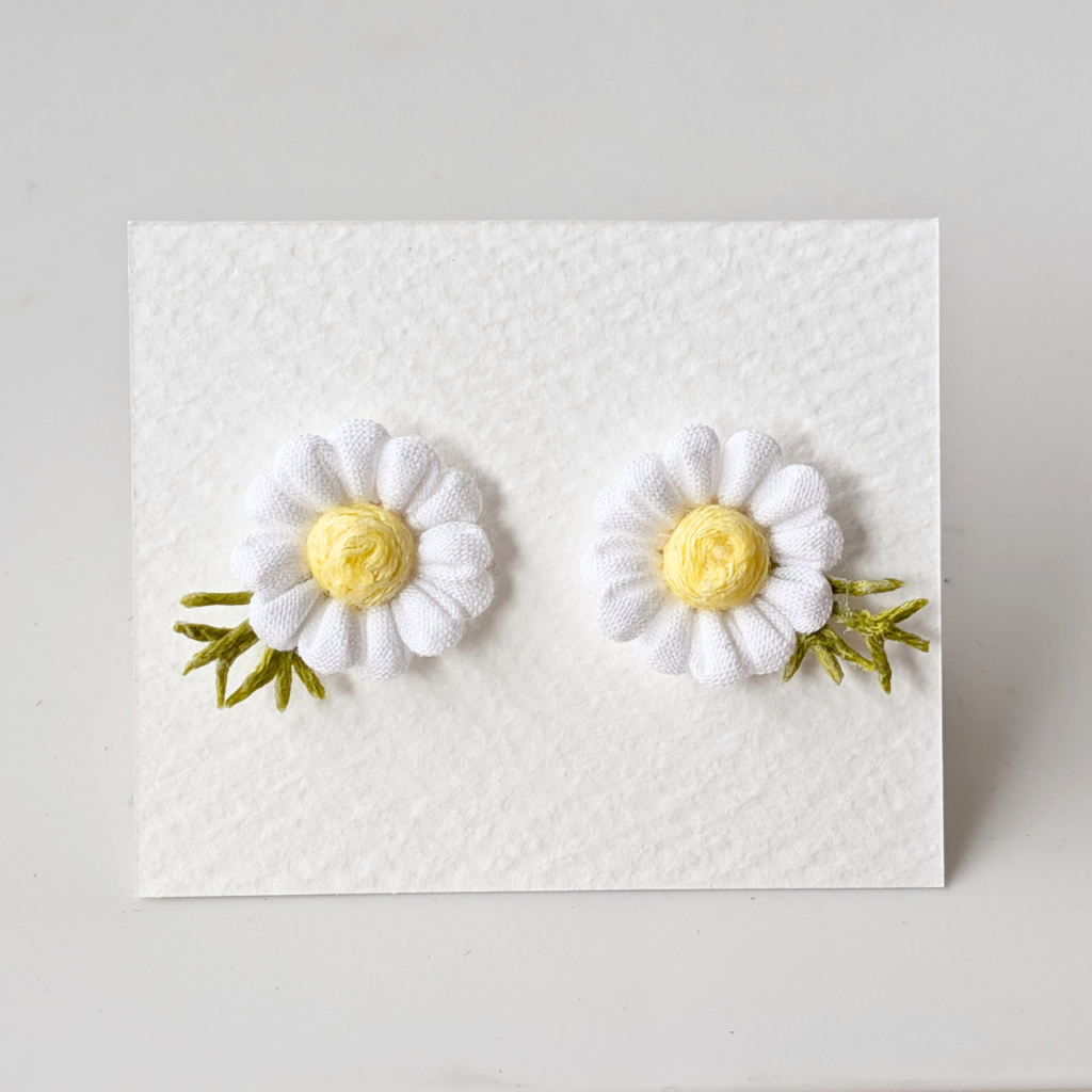 つまみ細工「カモミールのピアス・イヤリング」商品写真
