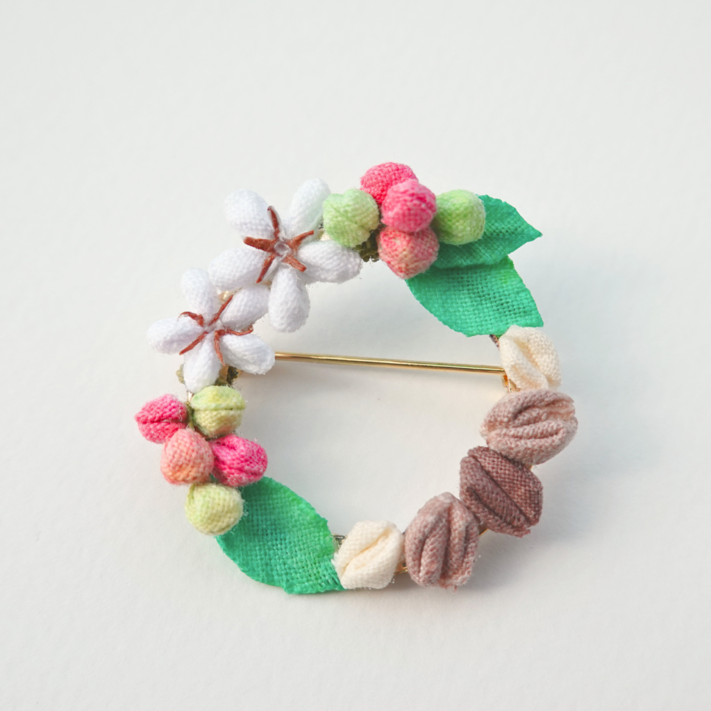 つまみ細工「コーヒーのブローチ」