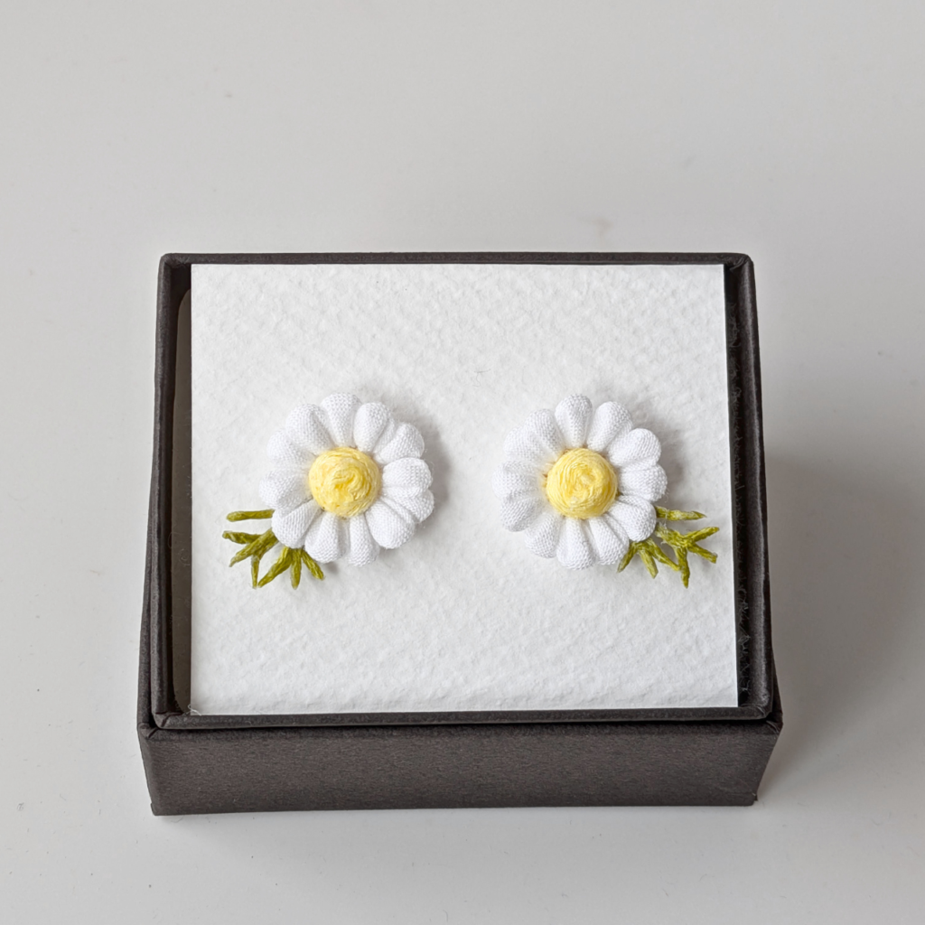 つまみ細工「カモミールのピアス・イヤリング」箱入り写真