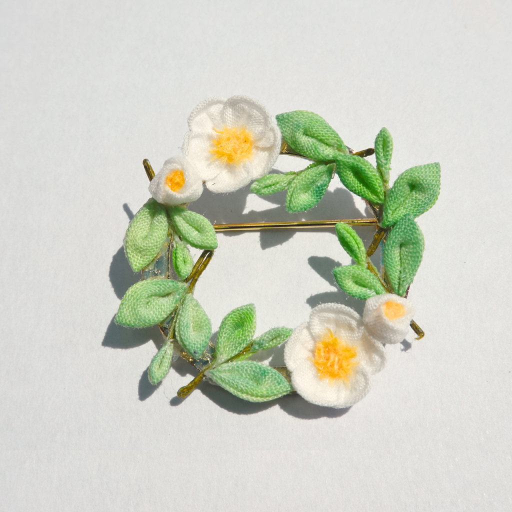 つまみ細工「お茶のブローチ」