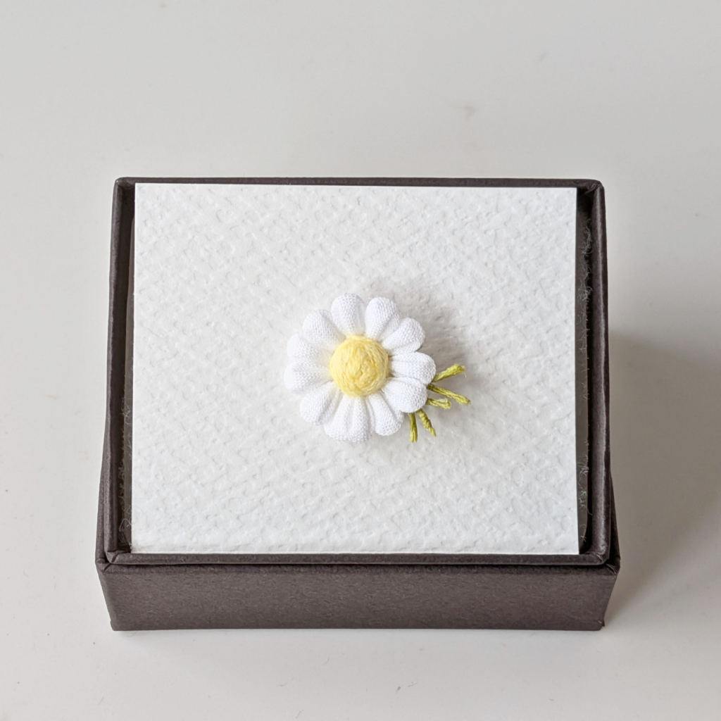 つまみ細工「カモミールのピンバッジ」箱入り写真