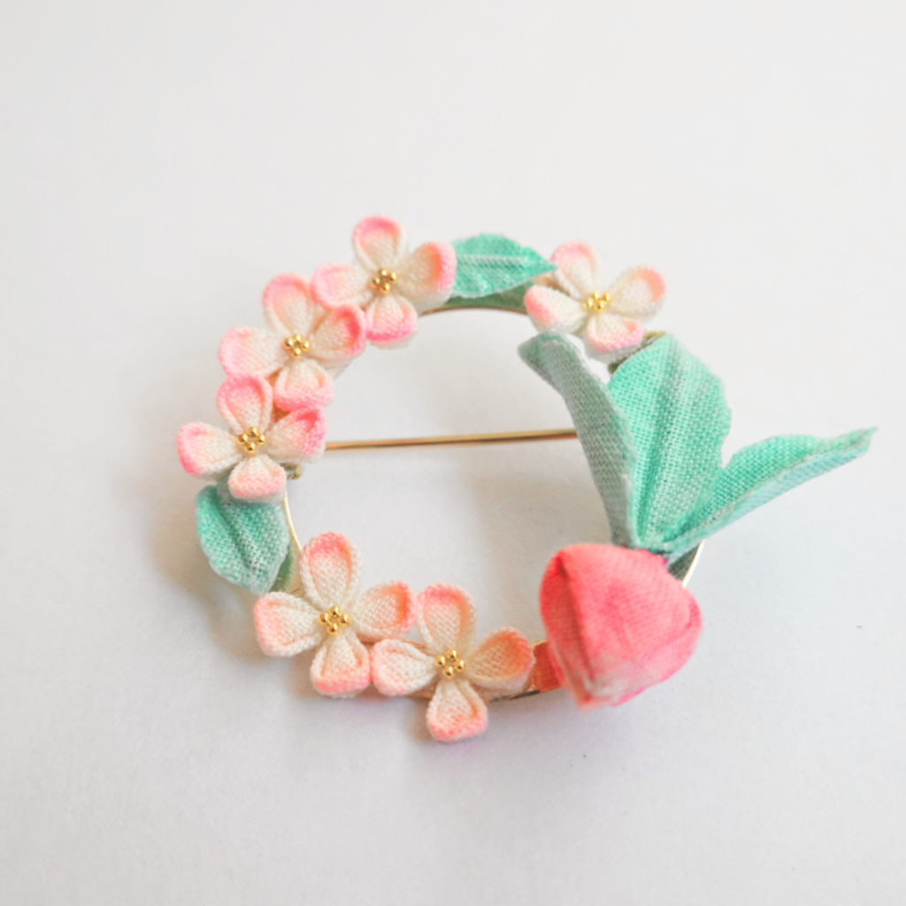 つまみ細工「ラディッシュのブローチ」