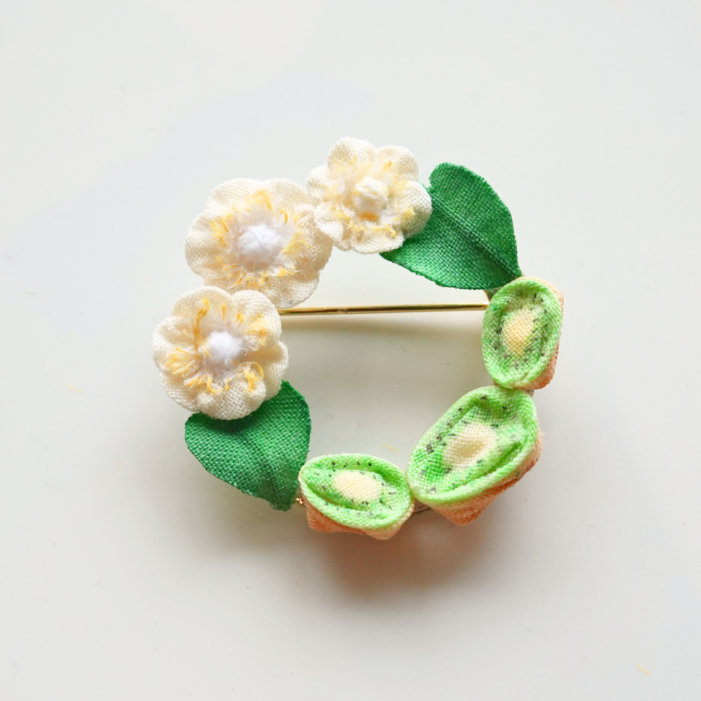 つまみ細工「ほらどキウイのブローチ」 商品写真