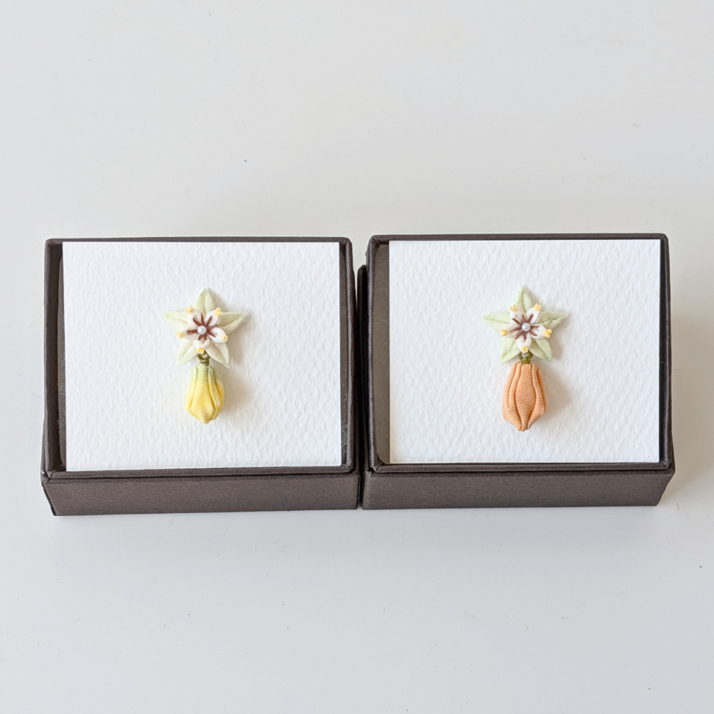 つまみ細工「カカオのピンバッジ」箱入り写真