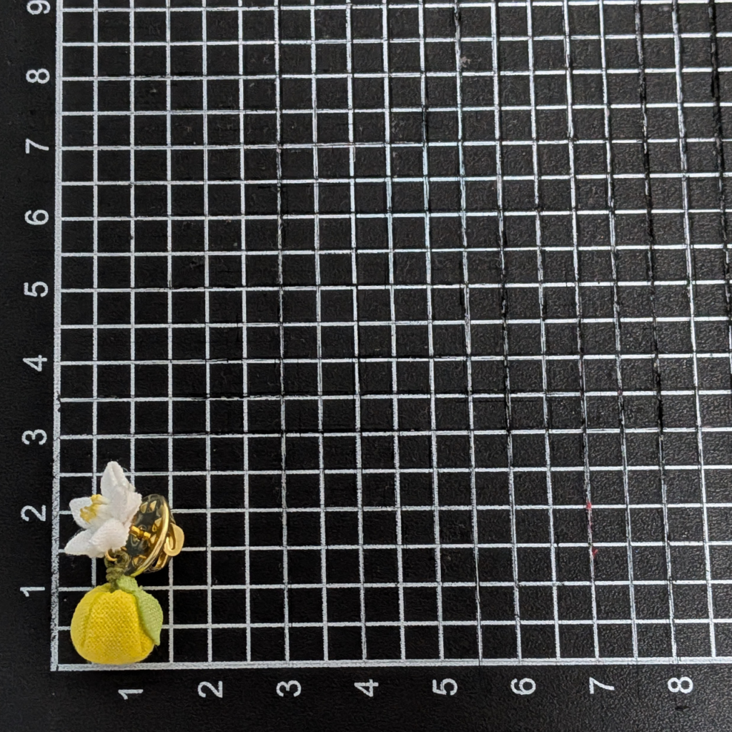 つまみ細工「上之保ゆずのピンバッジ」 サイズ確認