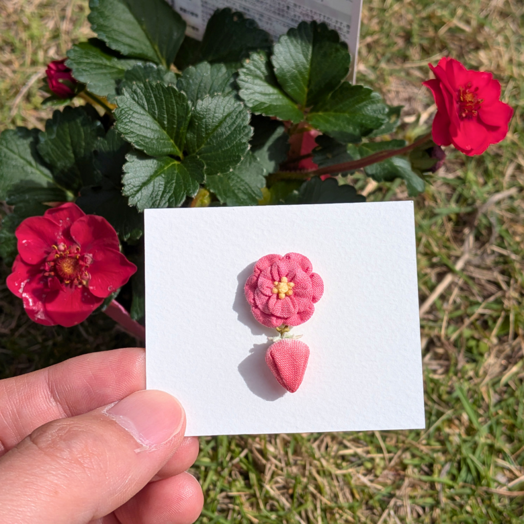 つまみ細工「ローズベリー®・レッドのピンバッジ」本物の花とピンバッジ