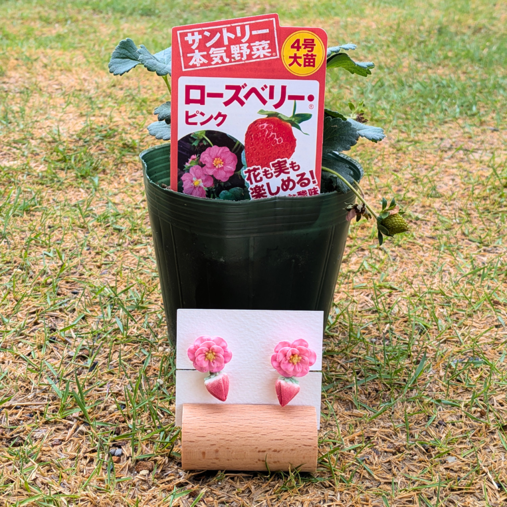 つまみ細工「ローズベリー®・ピンクの耳飾り」〜サントリーフラワーズ〜本気野菜ラベルと作品の写真