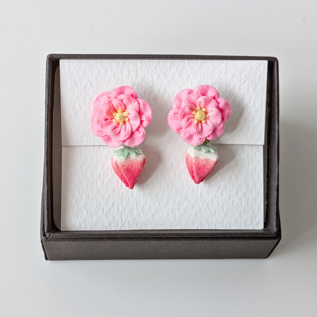 つまみ細工「ローズベリー®・ピンクの耳飾り」〜サントリーフラワーズ〜箱入り写真