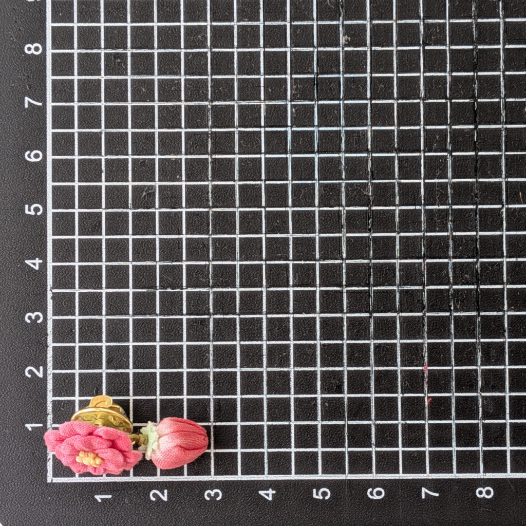 つまみ細工「ローズベリー®・レッドのピンバッジ」サイズ確認写真