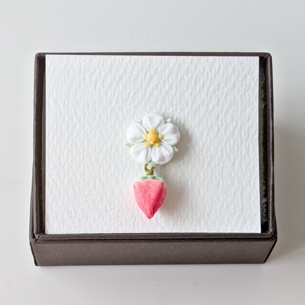 つまみ細工「イチゴ（美濃娘）のピンバッジ」箱入り写真