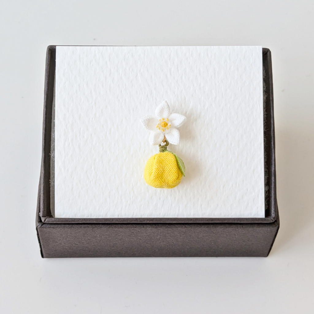 つまみ細工「上之保ゆずのピンバッジ」 箱入り写真