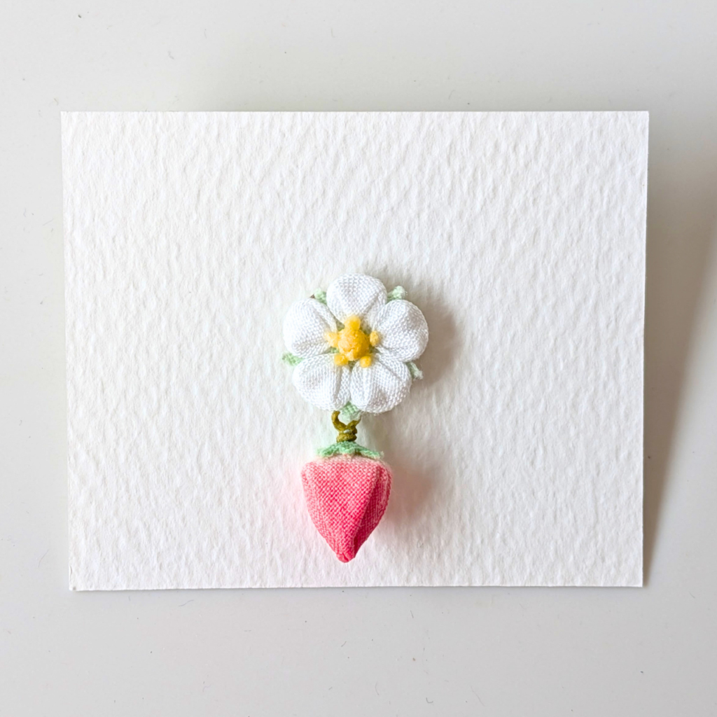 つまみ細工「イチゴ（美濃娘）のピンバッジ」