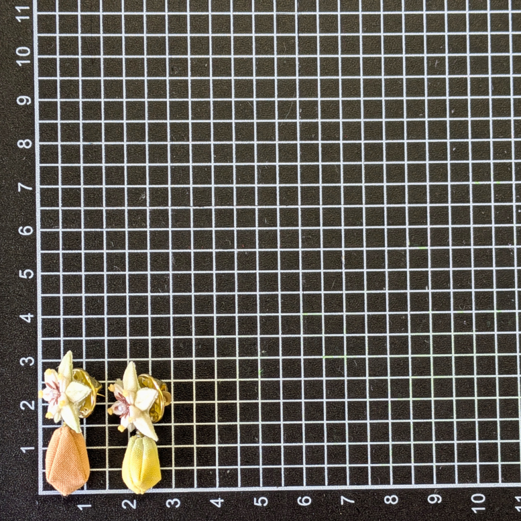 つまみ細工「カカオのピンバッジ」サイズ確認