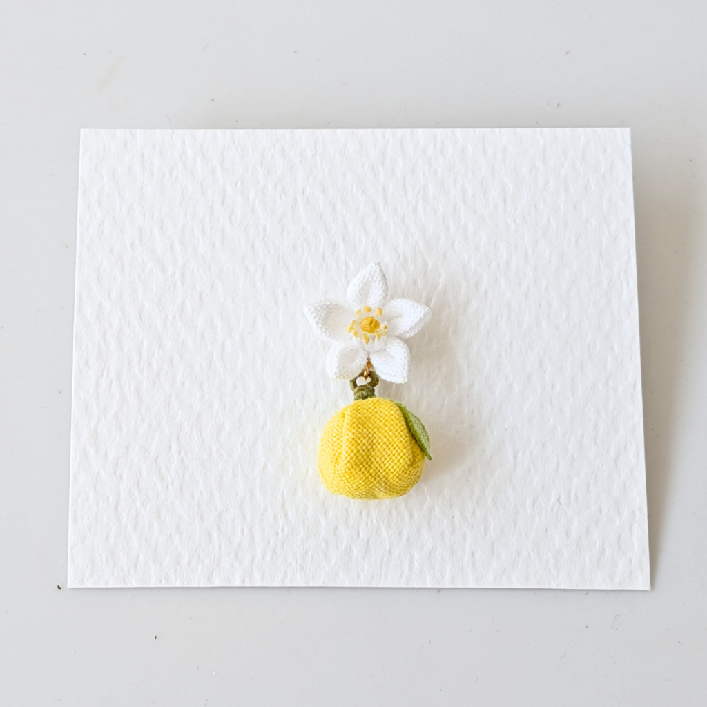 つまみ細工「上之保ゆずのピンバッジ」