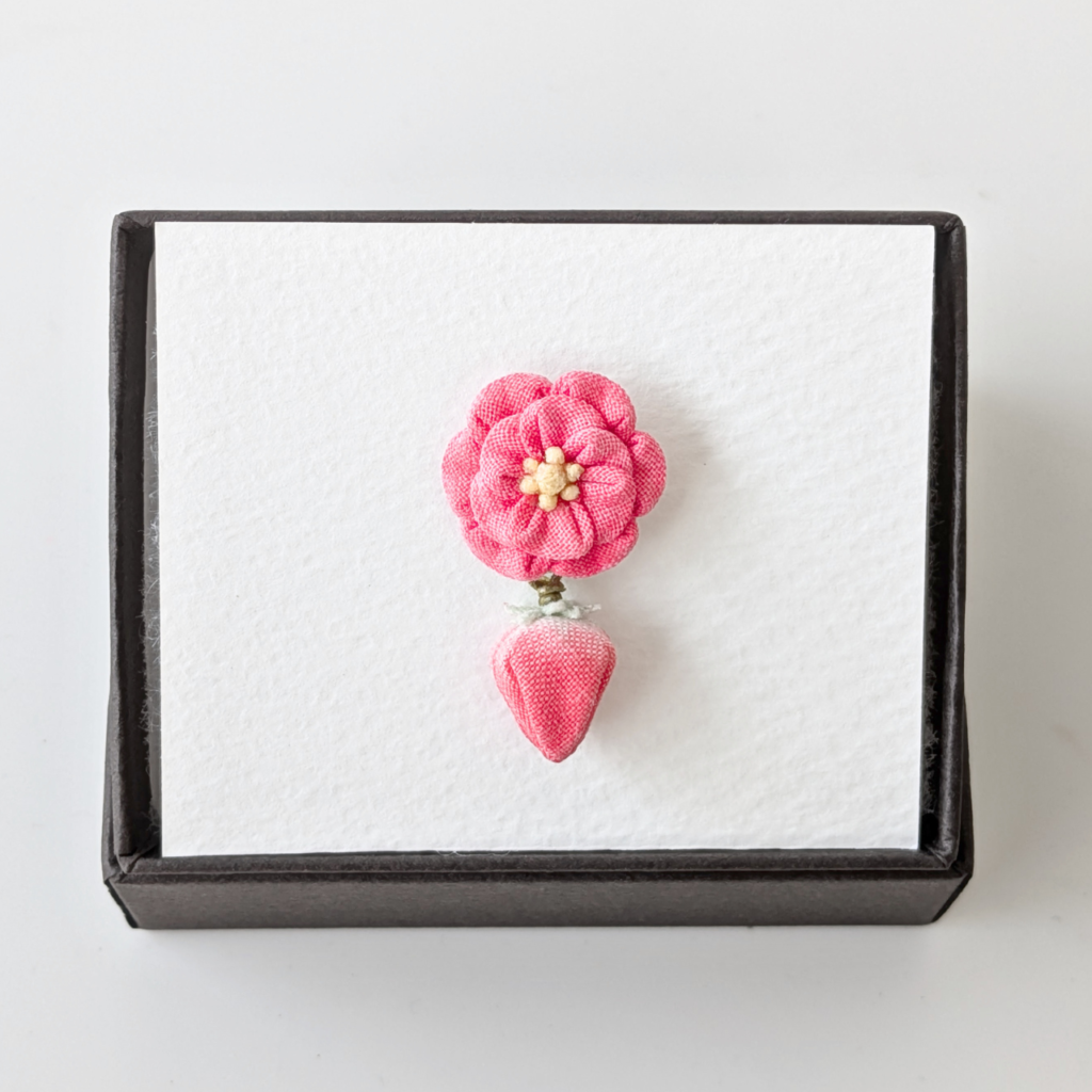 つまみ細工「ローズベリー®・レッドのピンバッジ」箱入り写真