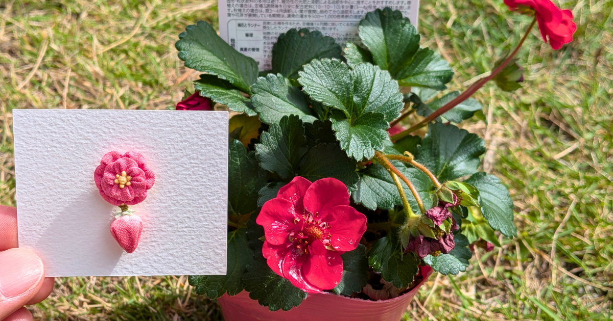 つまみ細工「ローズベリー®・レッドのピンバッジ」〜サントリーフラワーズ〜