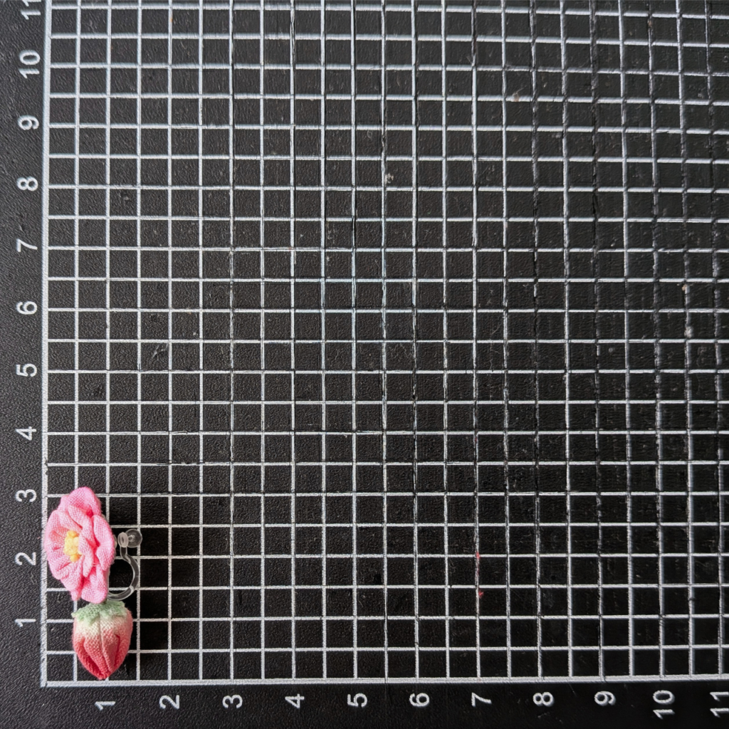 つまみ細工「ローズベリー®・ピンクの耳飾り」〜サントリーフラワーズ〜サイズ確認