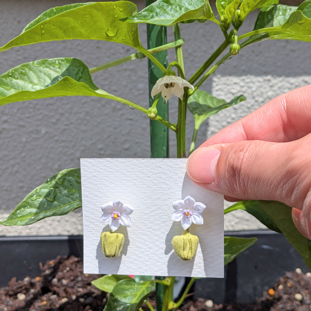 つまみ細工「ピーマンのピアス・イヤリング」～にしみのおやさいクレヨン×こびとの農園～ピーマンの花
