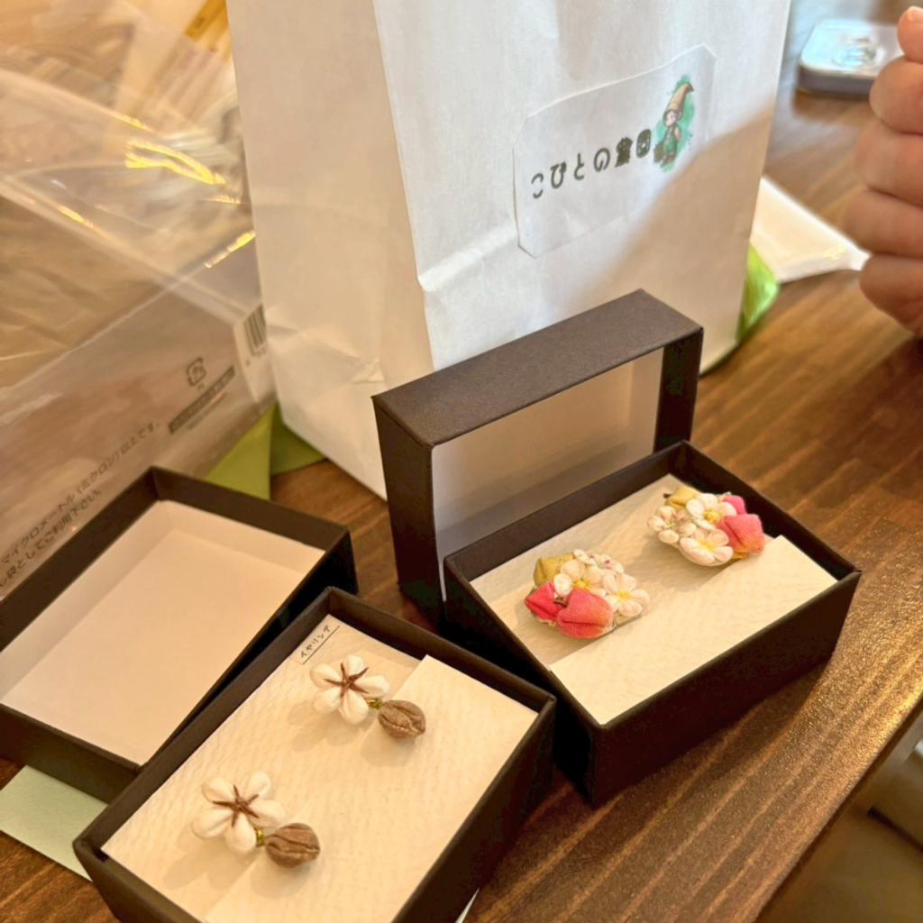 【オーダー品】つまみ細工「フルーツ詰め合わせの耳飾り」 (お届け写真)
