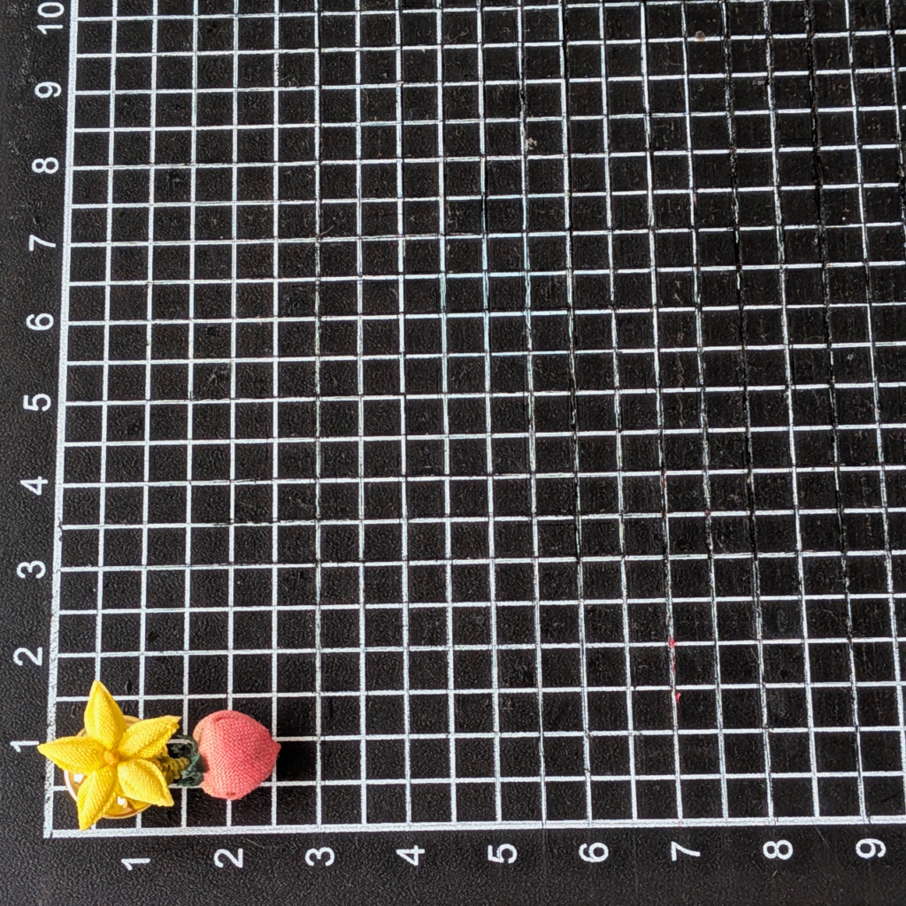 つまみ細工「トマトのピンバッジ」サイズ確認写真