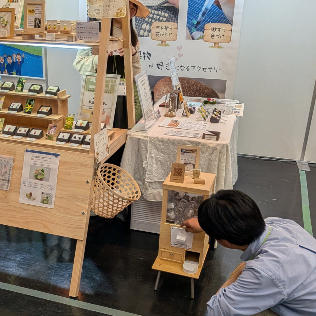 つまみ細工「ピンバッジ」カプセルトイ(ガチャガチャ)全5種類セット (普段のガチャガチャ風景)
