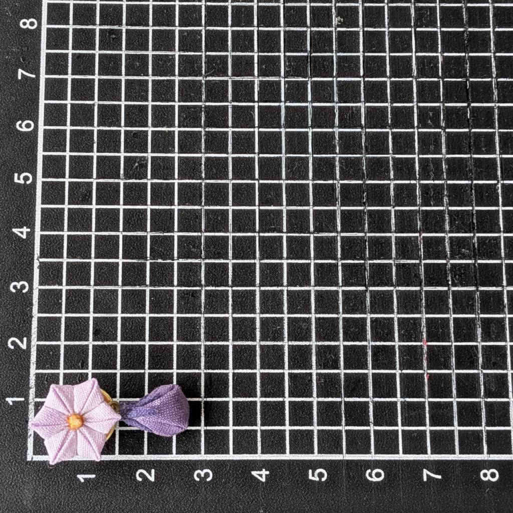 つまみ細工「千両ナスのピンバッジ」サイズ確認写真