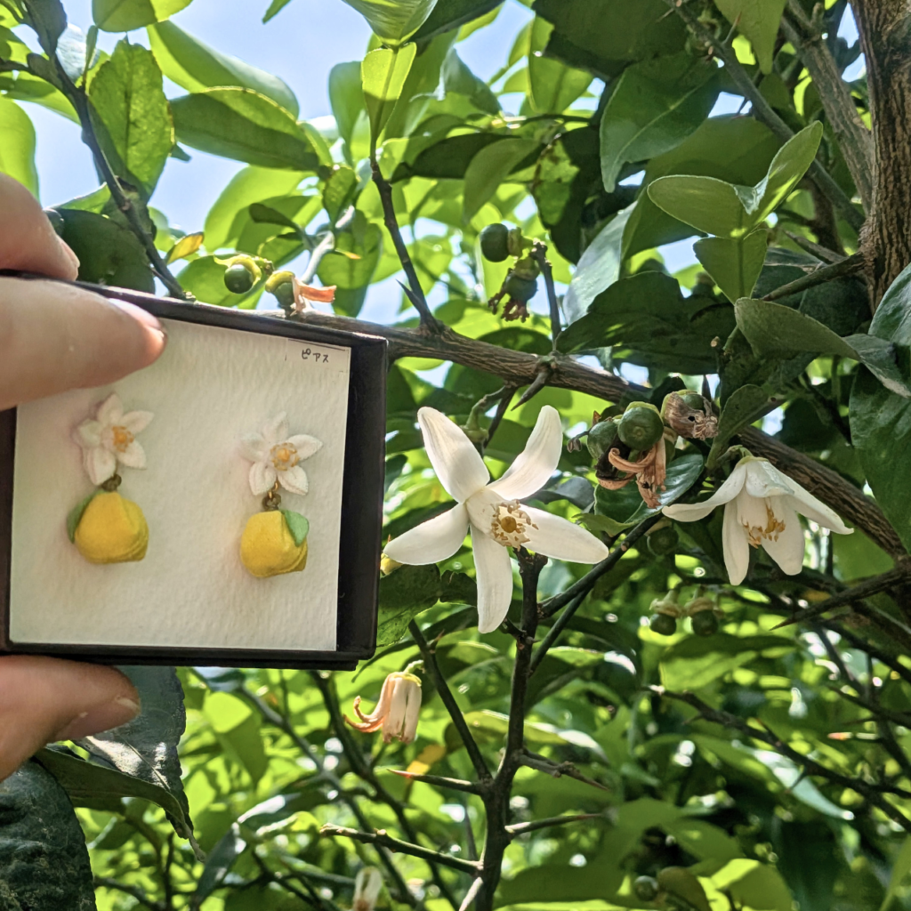 つまみ細工「上之保ゆずのピアス・イヤリング」本物との写真
