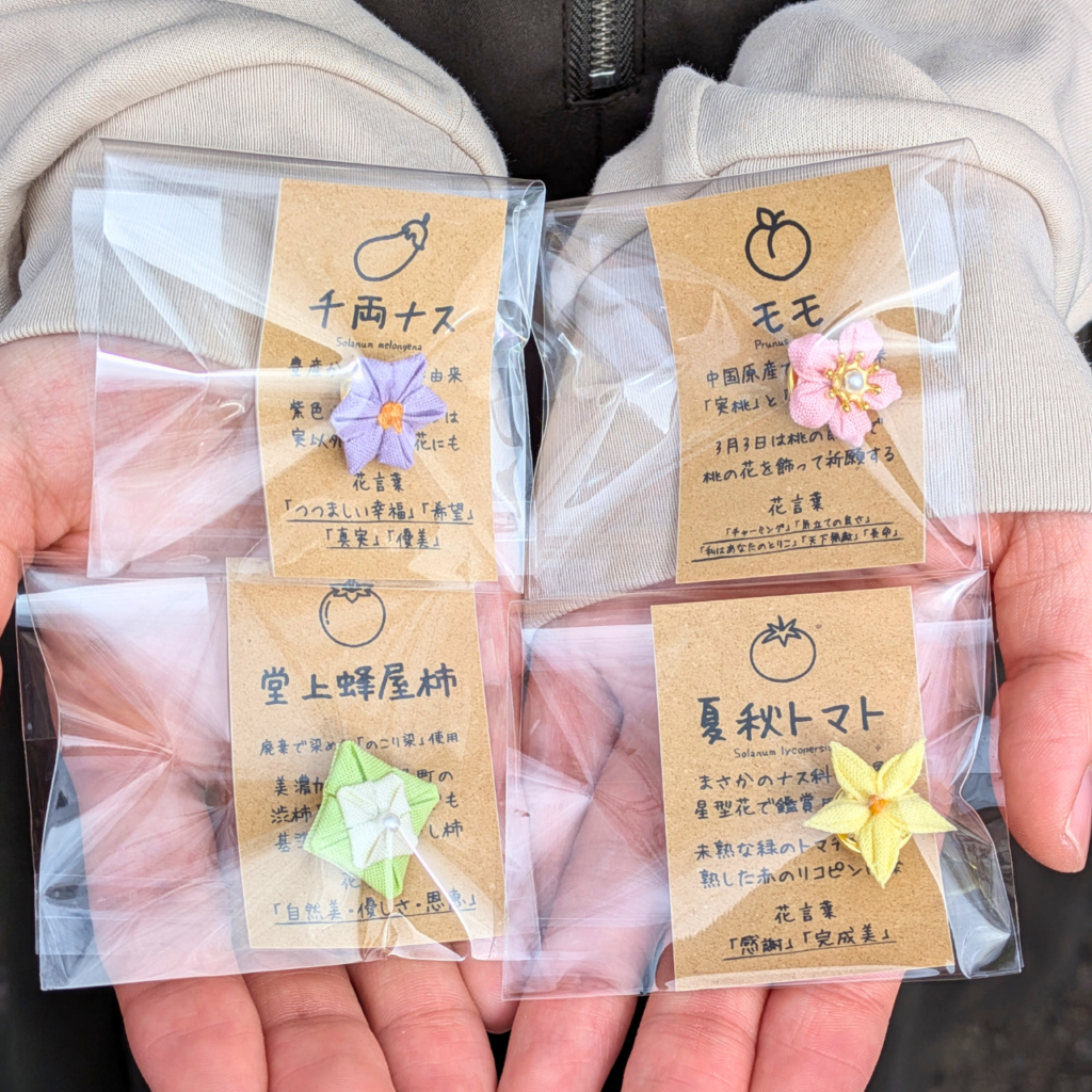つまみ細工「ピンバッジ」カプセルトイ(ガチャガチャ)全5種類セット (カプセルの中のピンバッジ)