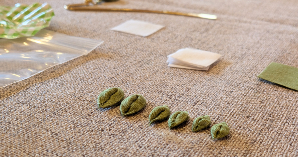 【ワークショップ実施報告】2026年6月4日（木）こびとの農園×Cafe Licorice (カフェ リコリス)「お茶のブックマーカー・ヨモギのブックカバー」剣つまみをしたお茶の葉っぱ