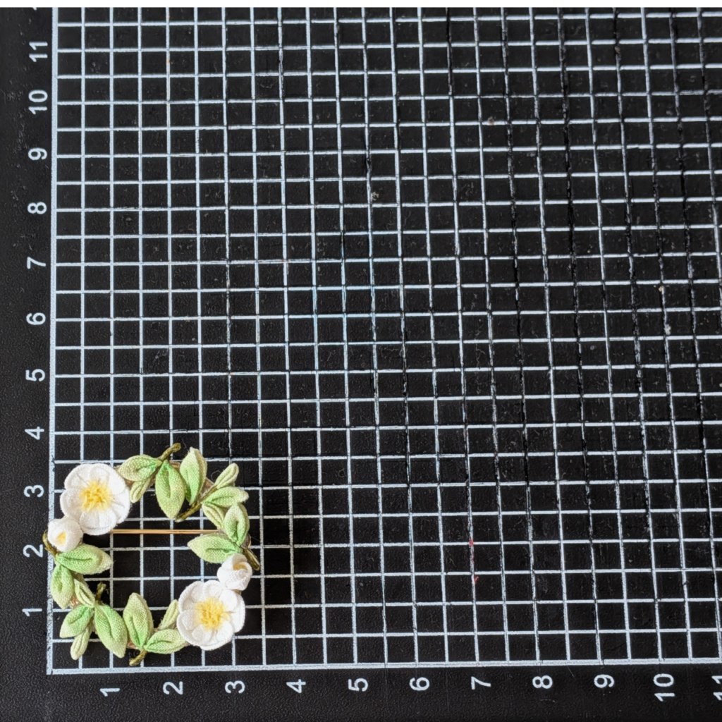 つまみ細工「美濃白川茶のブローチ」サイズ確認