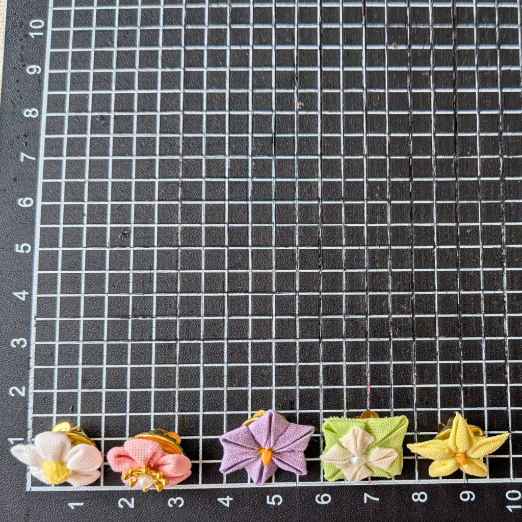 つまみ細工「ピンバッジ」ガチャガチャ全5種類セット (サイズ確認写真)