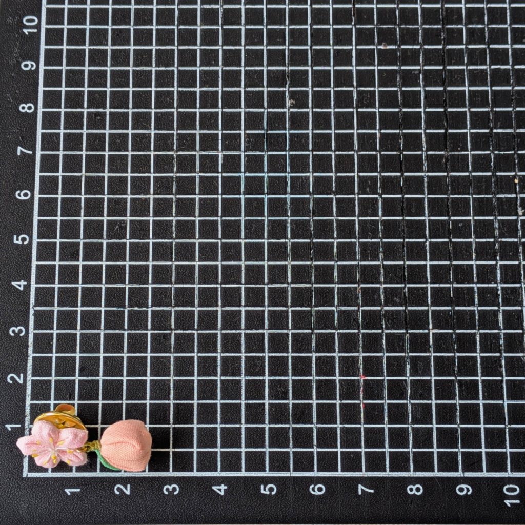 つまみ細工「モモ(白鳳)のピンバッジ」サイズ確認写真