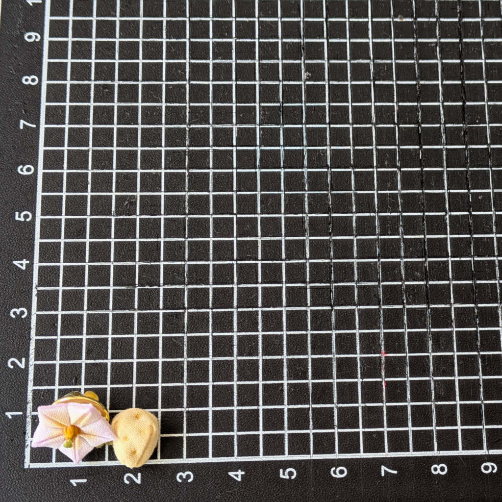 つまみ細工「ジャガイモのピンバッジ」サイズ確認写真