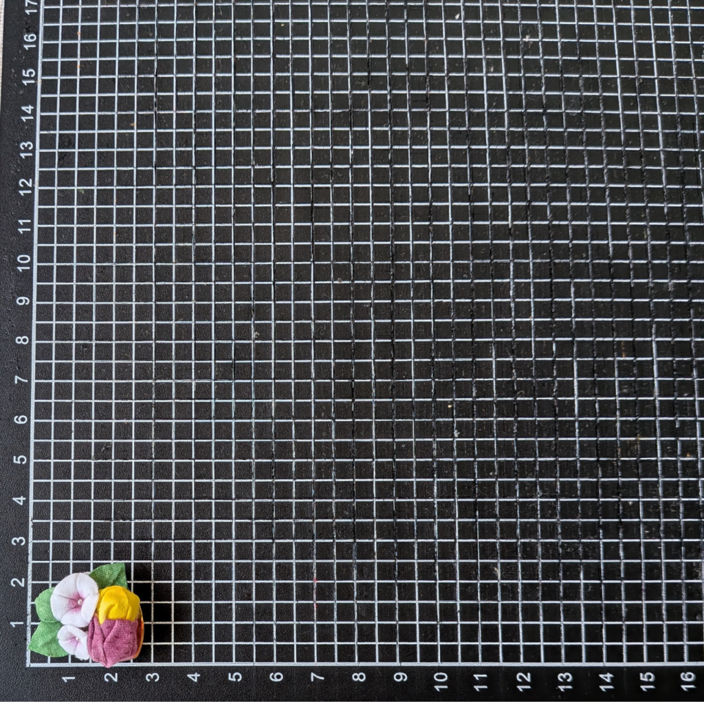つまみ細工「サツマイモのスカーフ留め」 (サイズ確認)