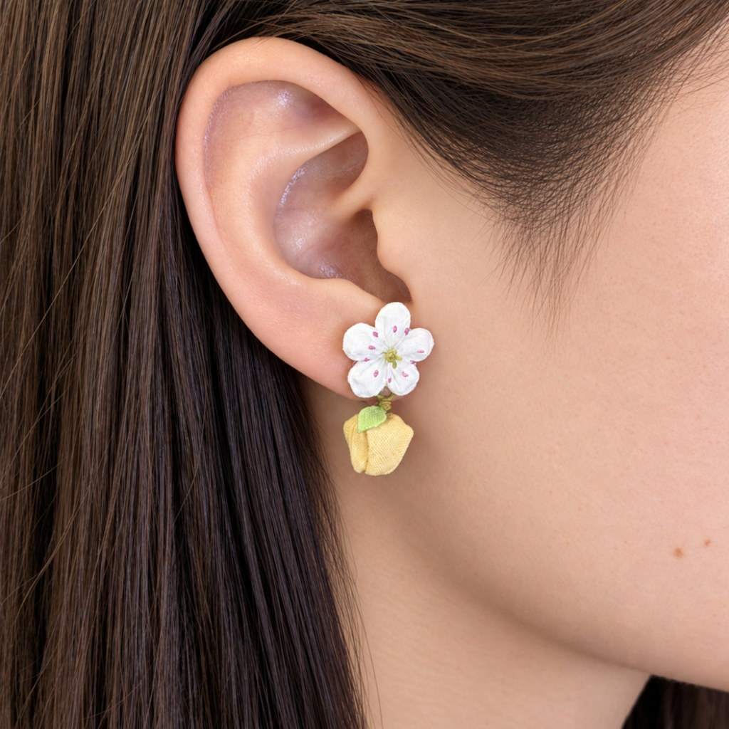 つまみ細工「ナシ(幸水)のピアス・イヤリング」 (着画)
