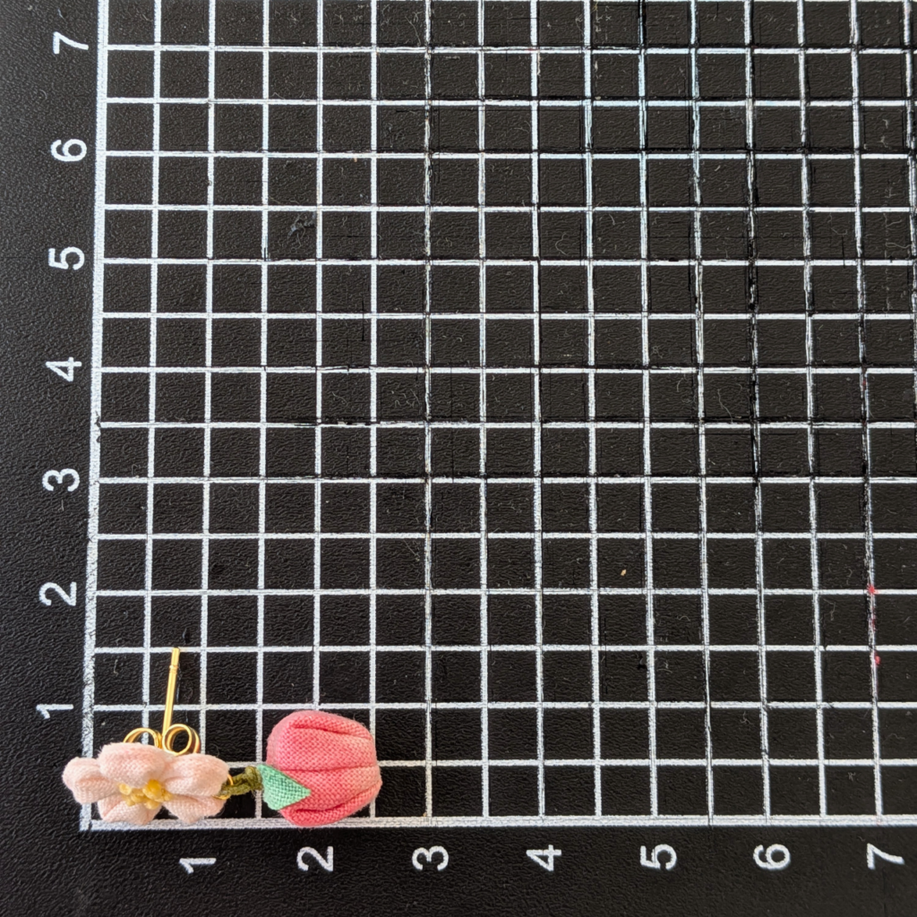 つまみ細工「飛騨りんご(つがる)のピアス・イヤリング」 (サイズ確認)