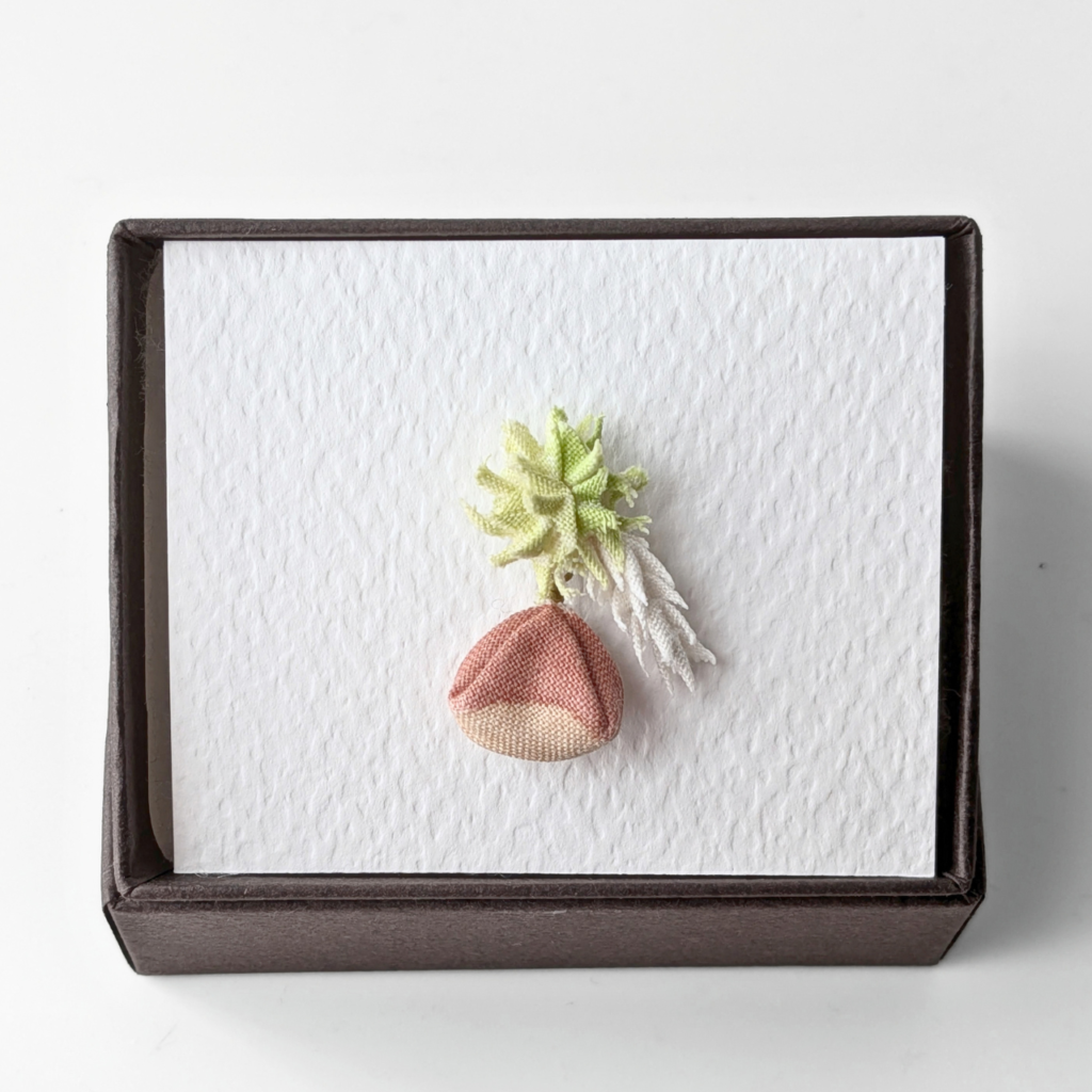 つまみ細工「クリ(丹沢)のピンバッジ」 箱入り写真