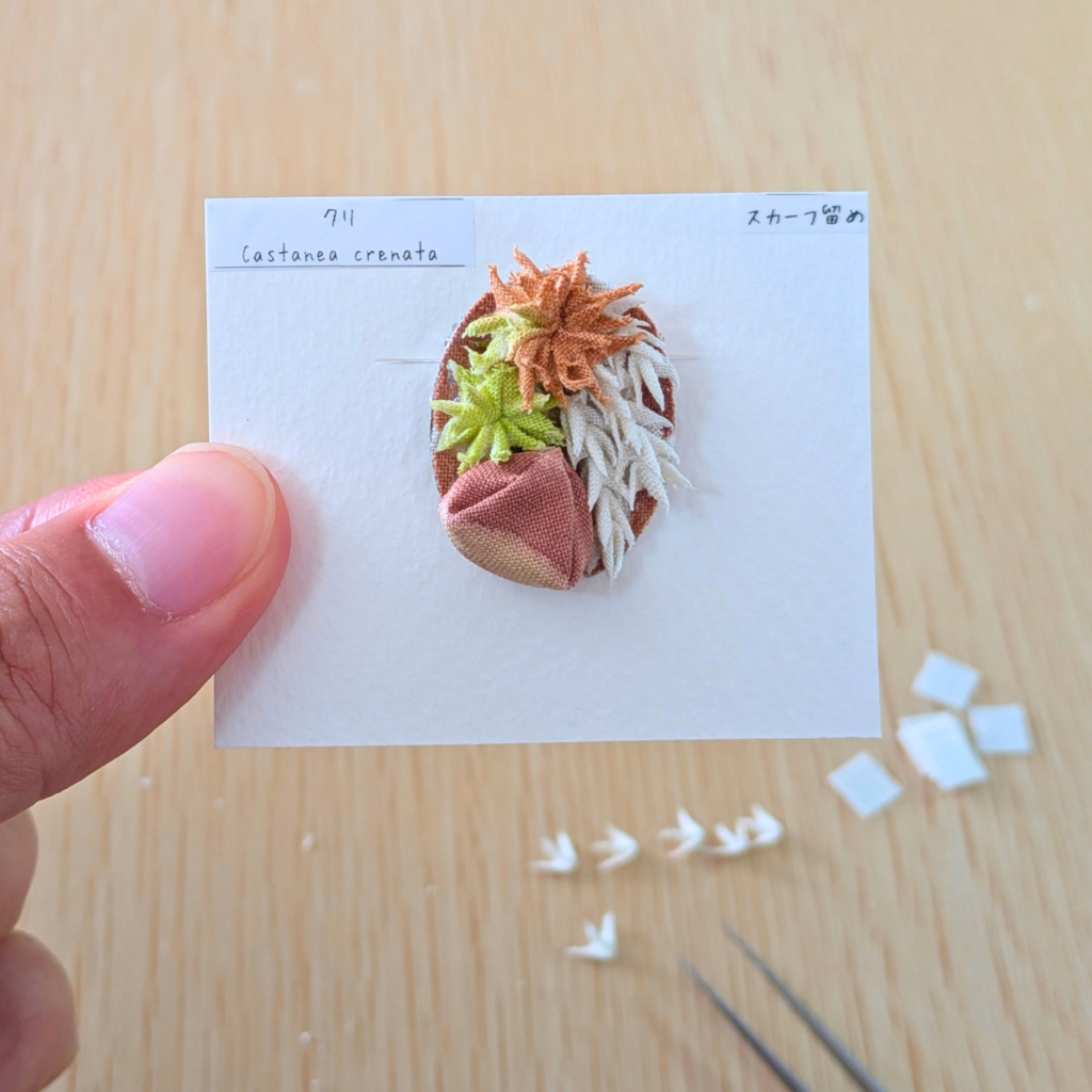つまみ細工「クリ(丹沢)のスカーフ留め」制作風景