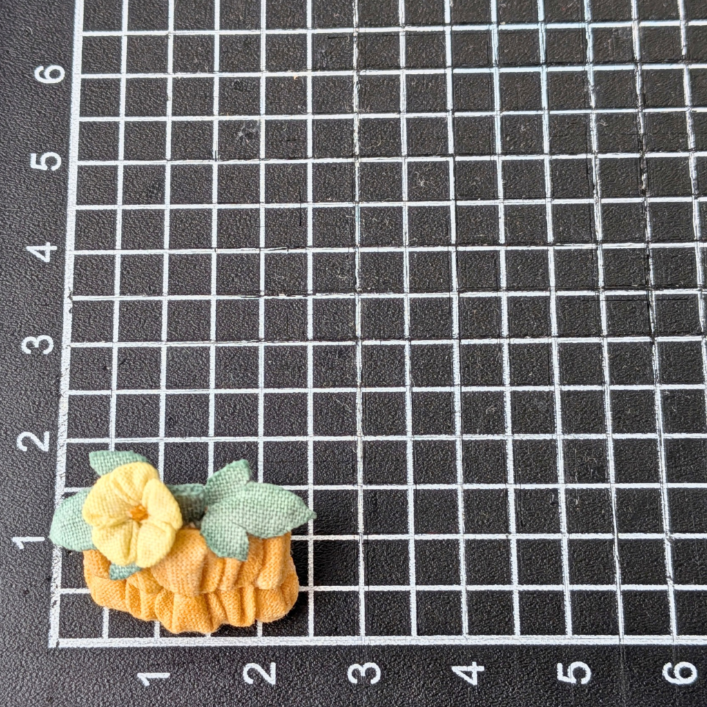 つまみ細工「カボチャ（ペポカボチャ）のピンバッジ」 (サイズ確認写真)